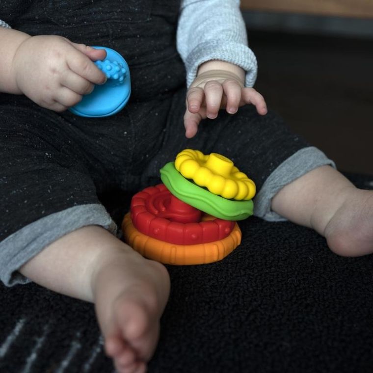 Baby Einstein, gryzaki do układania, sensoryczna wieża, układanka dla niemowląt