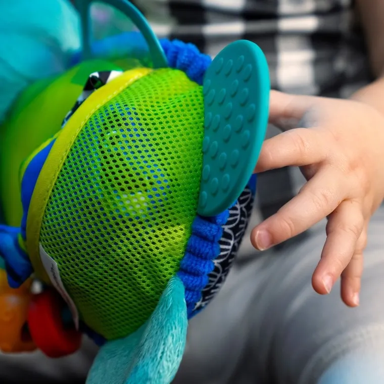 Baby Einstein, żółwik pluszowy sensoryczny do wózka z zaczepem