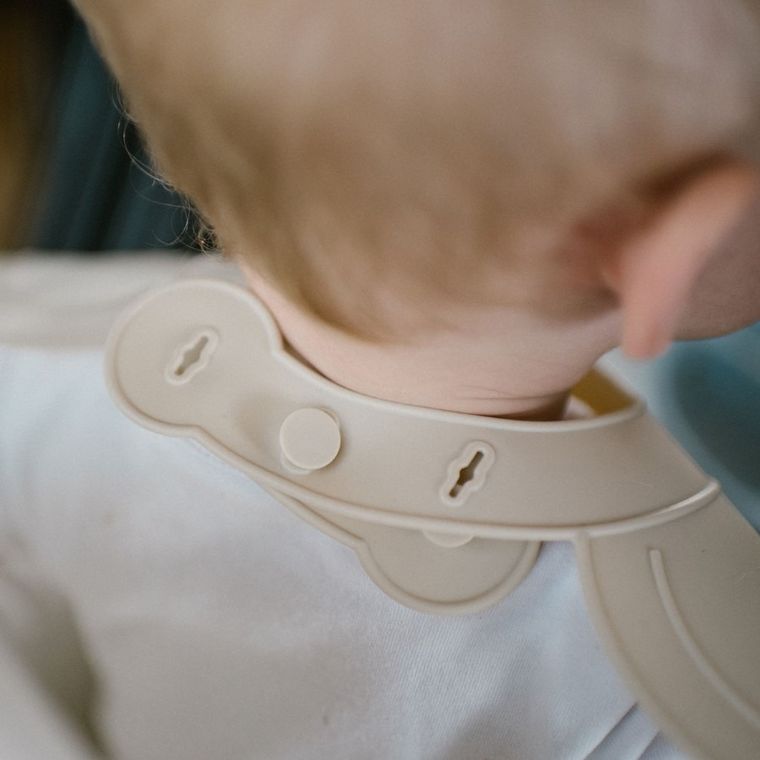 BabyOno, silikonowy śliniak z regulowanym zapięciem, beżowy