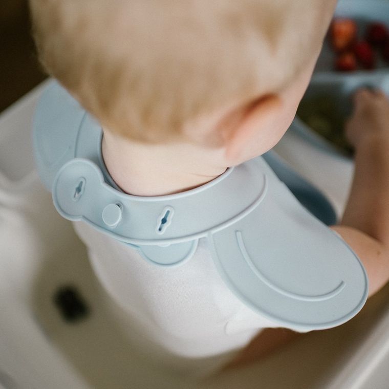 BabyOno, silikonowy śliniak z regulowanym zapięciem, niebieski