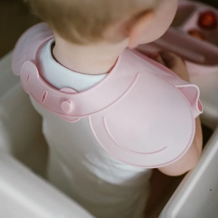 BabyOno, silikonowy śliniak z regulowanym zapięciem, różowy