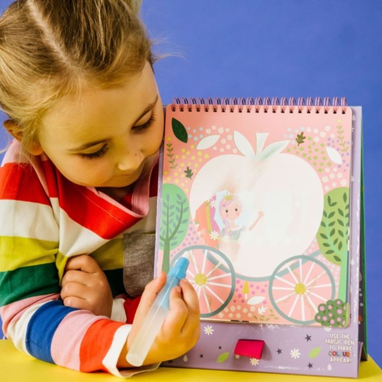 Bajkowy Świat. Kolorowanka Wodna z pisakiem i podpórką. 6 kart