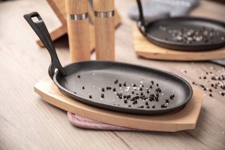 Banquet, Grada, patelnia żeliwna z drewnianą deską, 23-14 cm