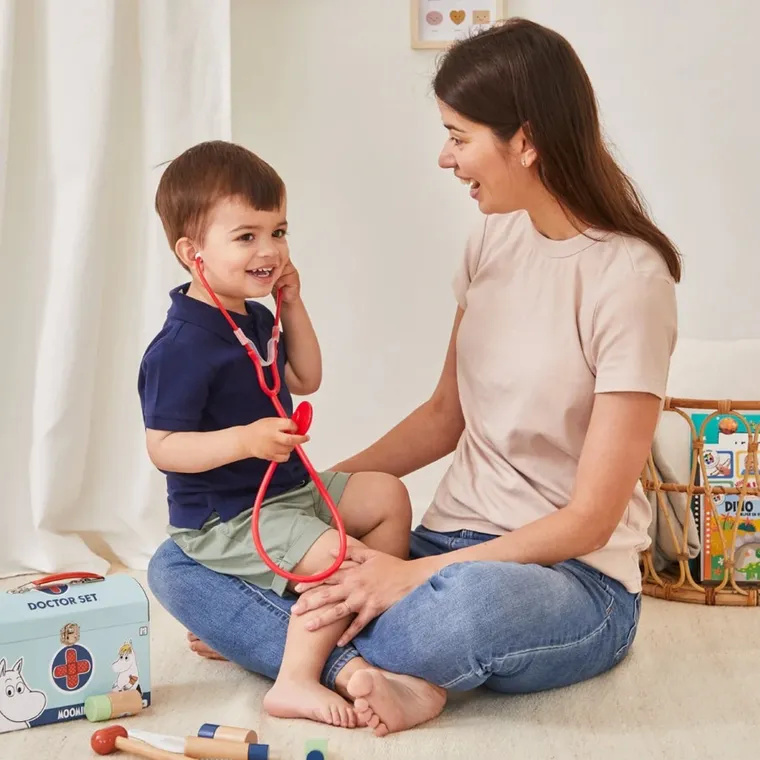 Barbo Toys, Doktor Muminków, drewniany zestaw małego lekarza w kuferku