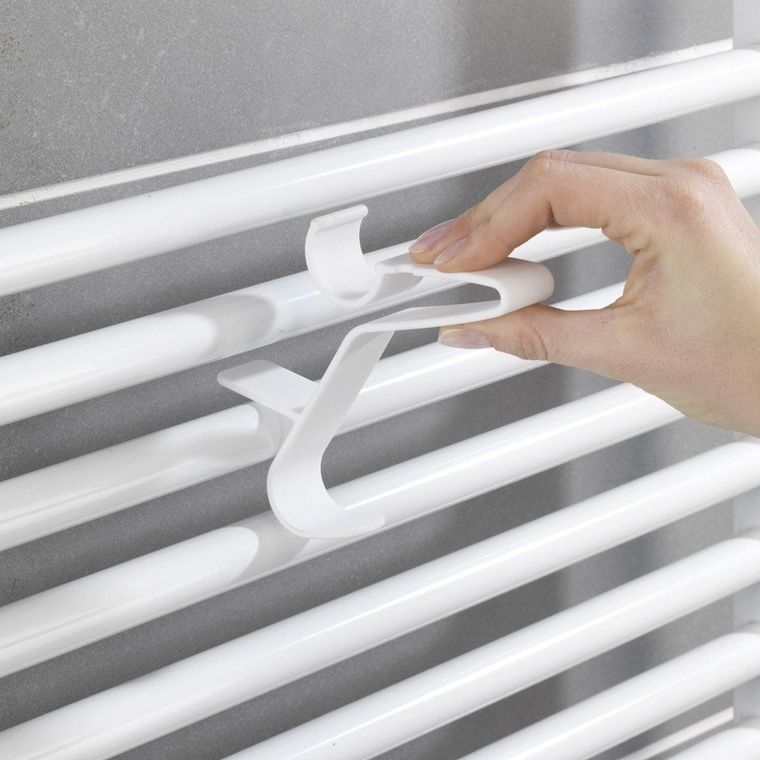 Biały haczyk flexi, wieszak na grzejnik żeberkowy
