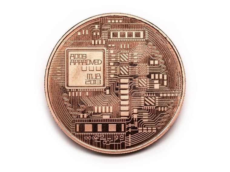 Bitcoin BTC w kapslu, moneta kolekcjonerska, złoty