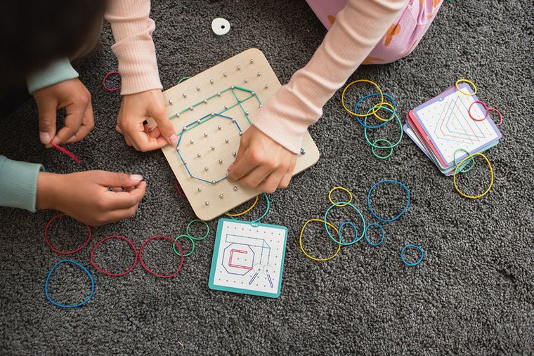 BS Toys, Geoplan, drewniana tablica manipulacyjna, gumki