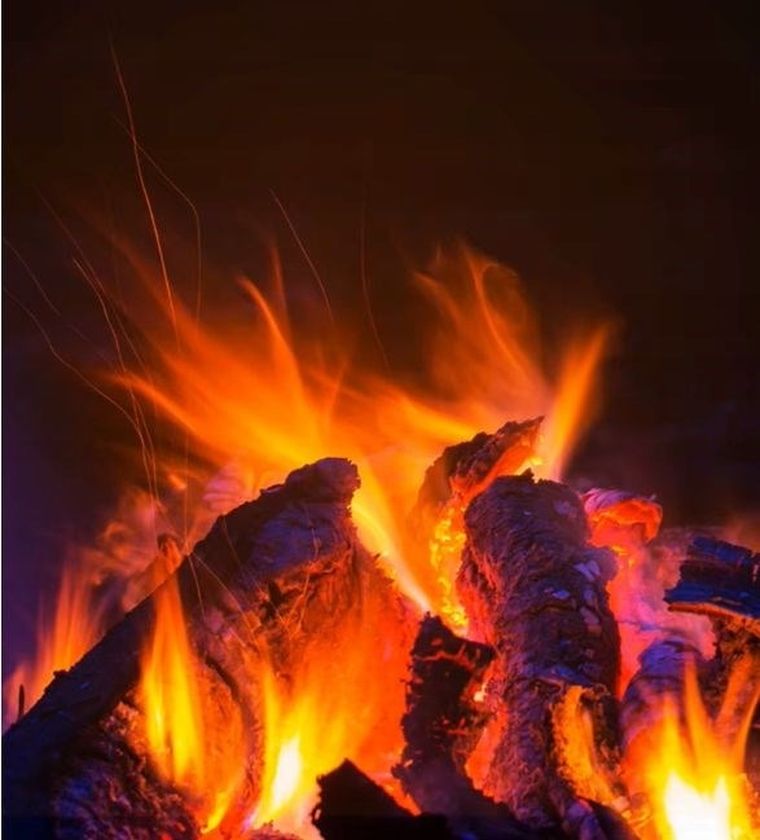 Carruzzo, grzejnik elektryczny w formie kominka, Q20P