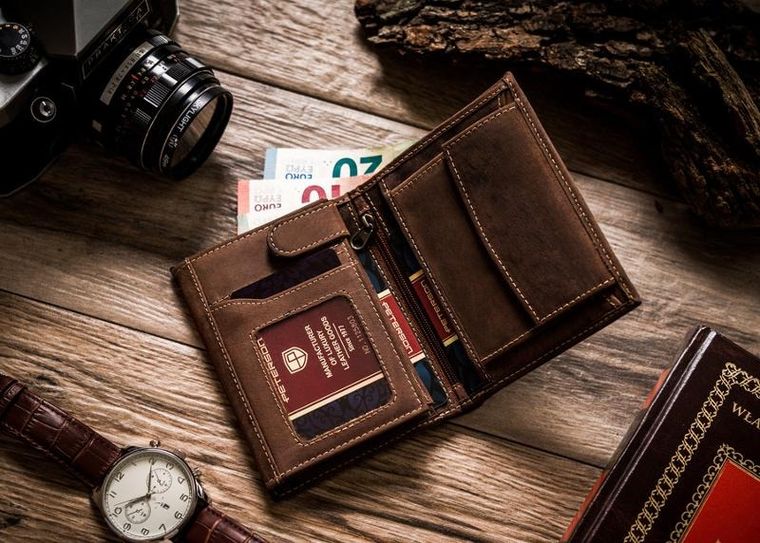 Czarny, pionowy portfel męski ze skóry naturalnej, Peterson