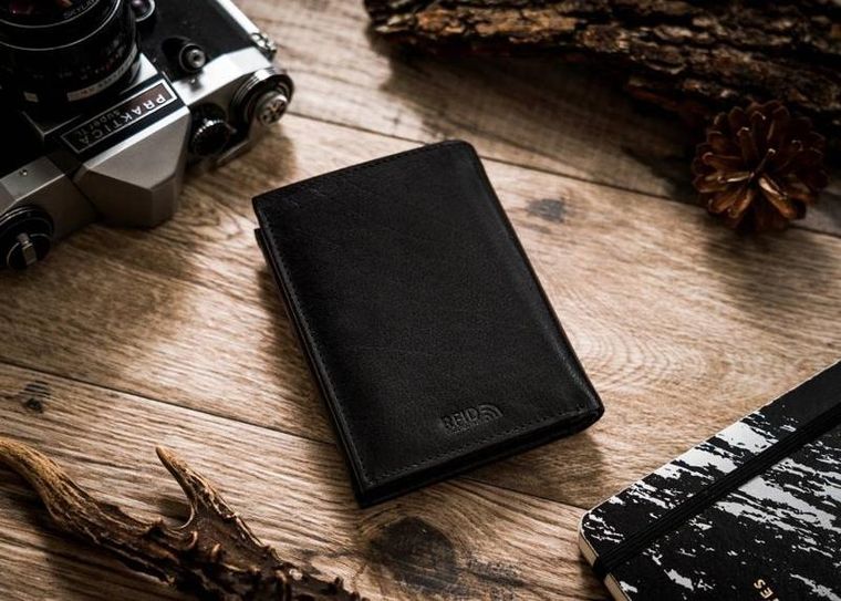 Czarny, pionowy portfel męski ze skóry naturalnej, Peterson