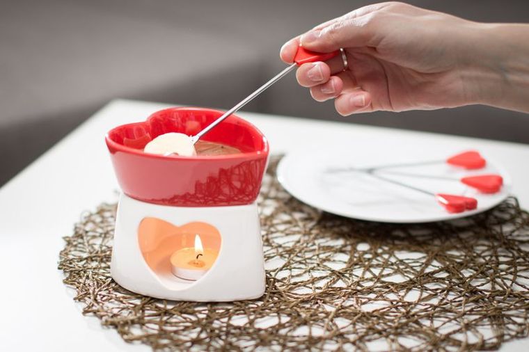 Czekoladowe fondue, porcelanowe, czerwone