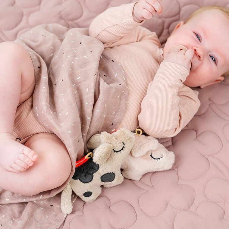 Done By Deer, Krówka Dotti, grzechotka sensoryczna, sand