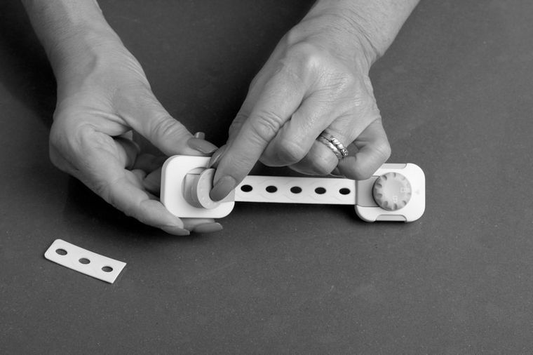 Dreambaby, wielofunkcyjne zabezpieczenie Twist 'n Lock do mebli