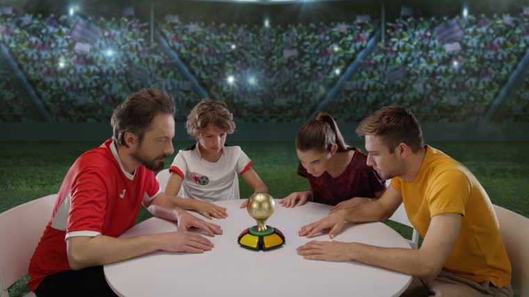 Dumel Discovery, Fanzone, gra familijna