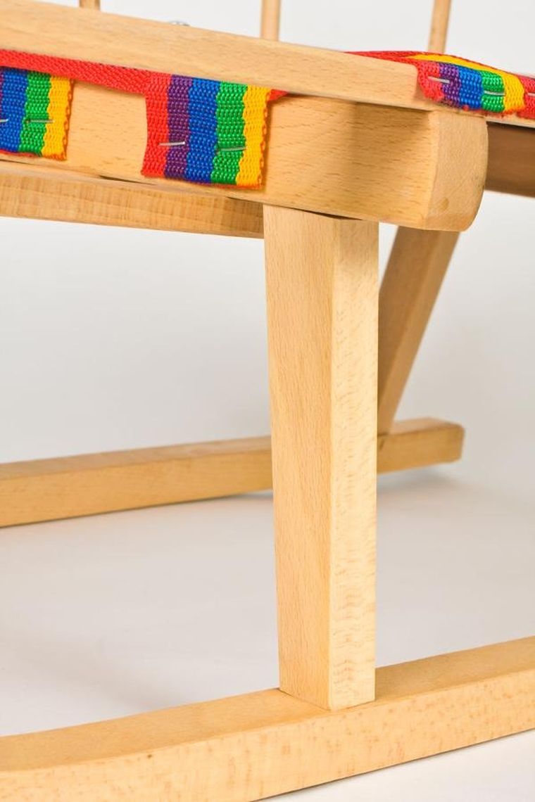 Enero, Nina, drewniane sanki z oparciem