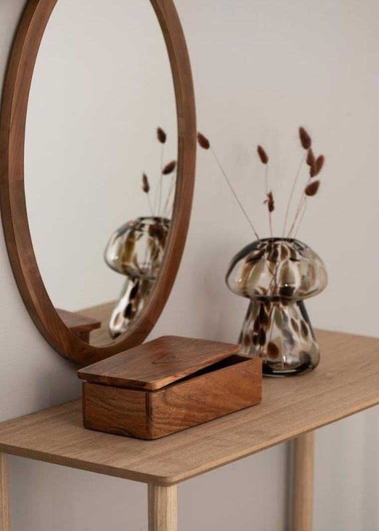 Fanni K, Runo, owalne lustro w drewnianej ramie, 40-60 cm