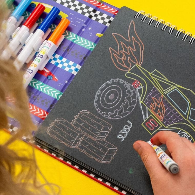 Floss & Rock, Samochody, szkicownik z kredowymi pisakami