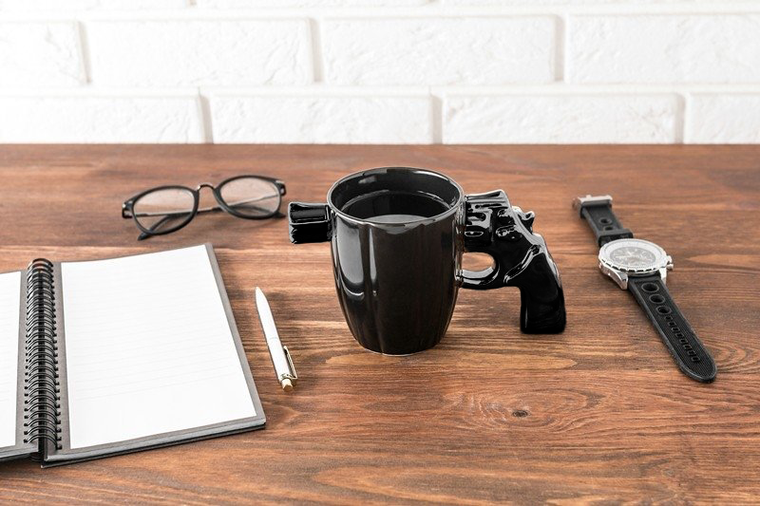 Gadget Master, kubek szeryfa, czarny pistolet