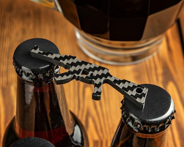 Gadget Master, otwieracz do butelek z włókna węglowego, AK-47