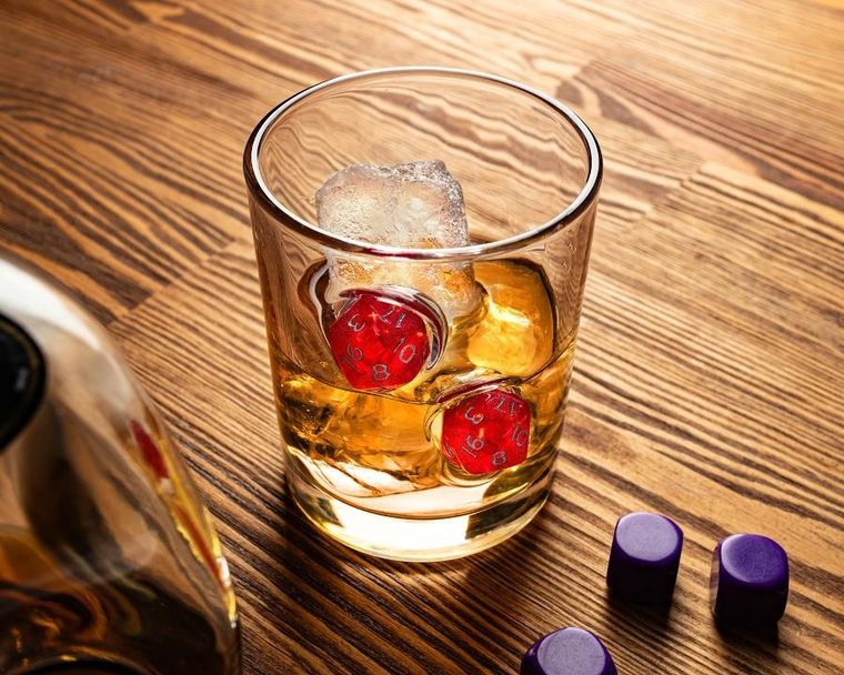 Gadget Master, szklanka, kości, uwięzione w szkle