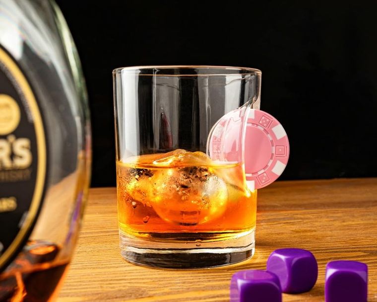 Gadget Master, szklanka, żeton uwięziony w szkle