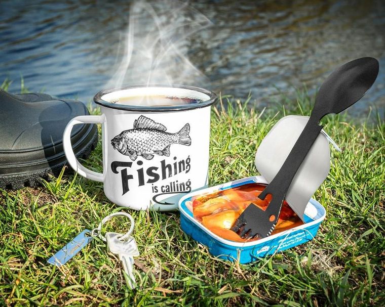 Gadget Master, zestaw upominkowy dla wędkarza: kubek emaliowany, multiniezbędnik i brelok