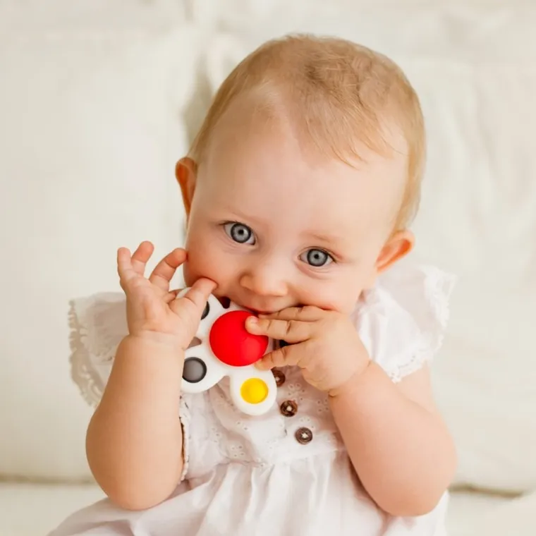 GiliGums, zakręcony kwiatek pop it, kontrastowy