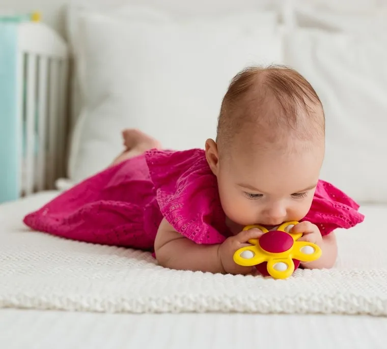 GiliGums, zakręcony kwiatek pop it, żółty