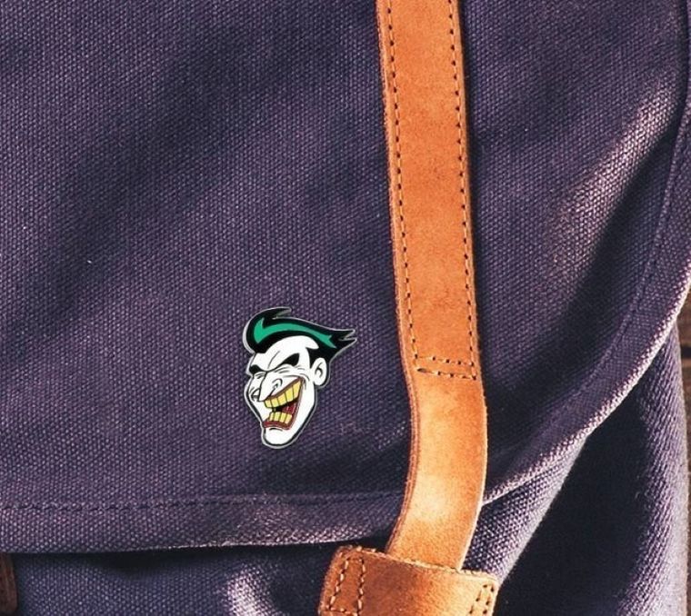 Joker, przypinka, biała