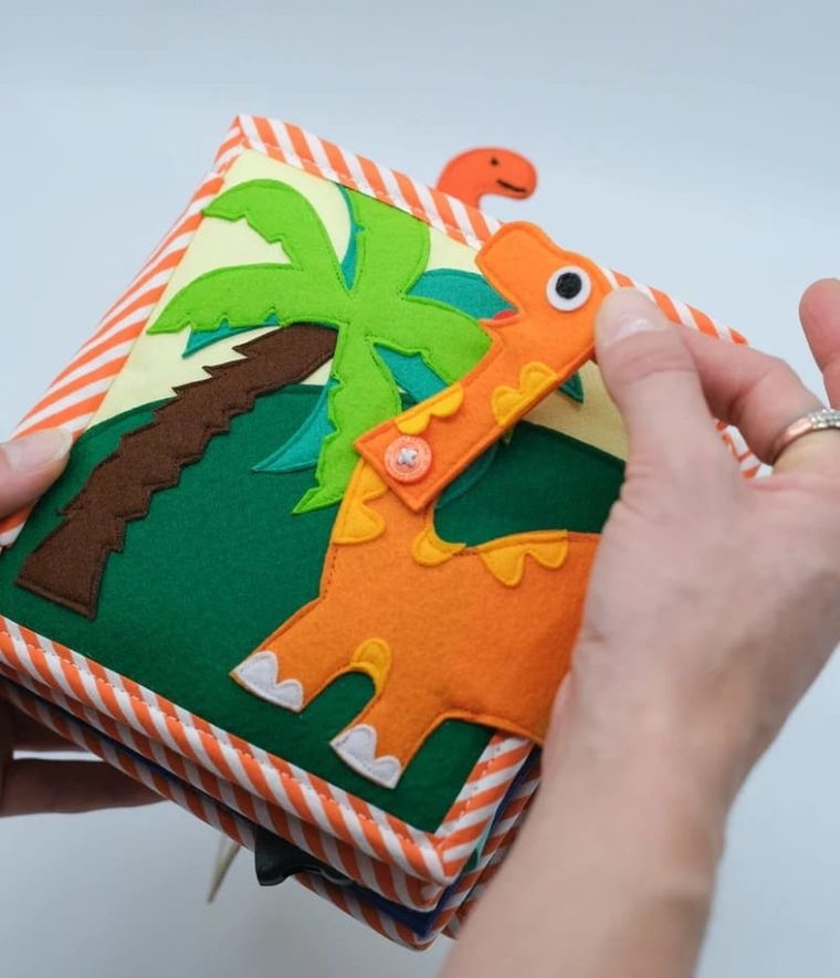 Jolly Designs. Dino. Książeczka sensoryczno-manipulacyjna