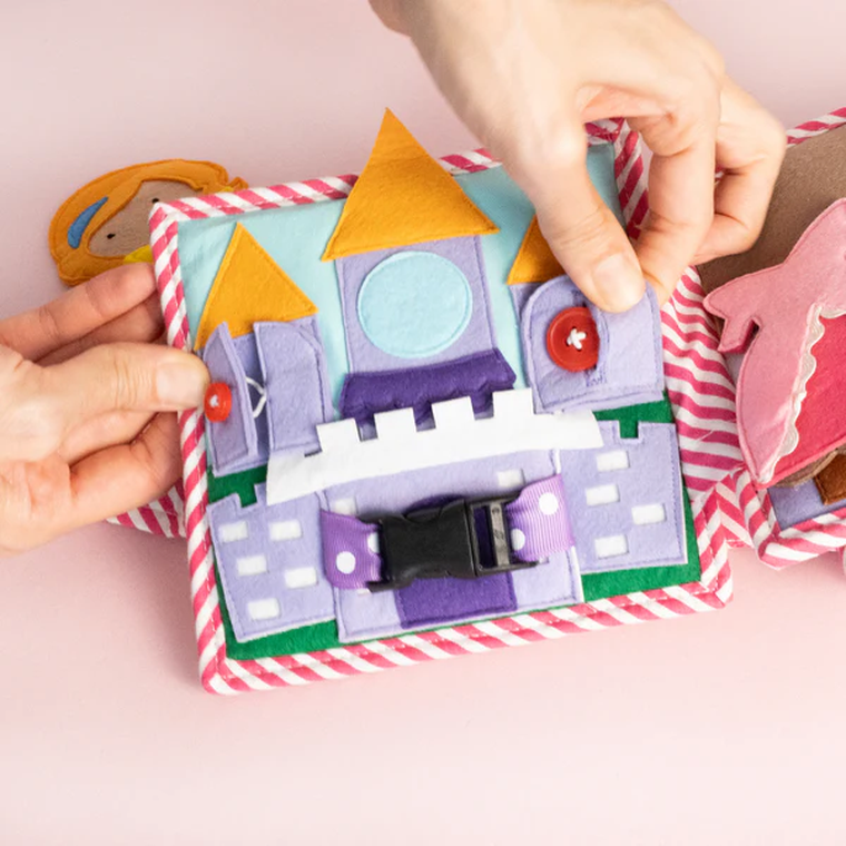 Jolly Designs. Mała Księżniczka. Książeczka sensoryczno-manipulacyjna