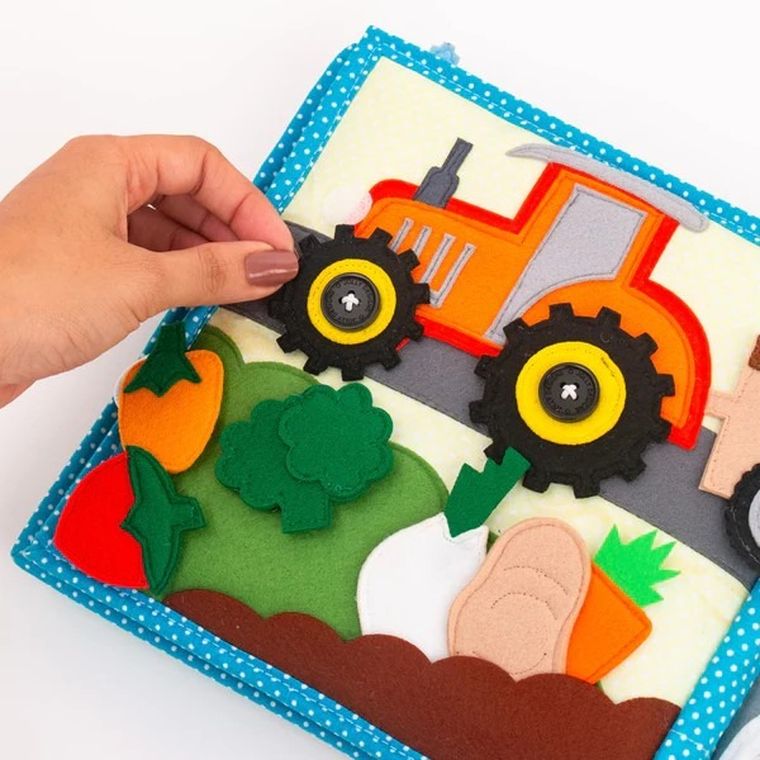 Jolly Designs. Zawody. Książeczka sensoryczno-manipulacyjna