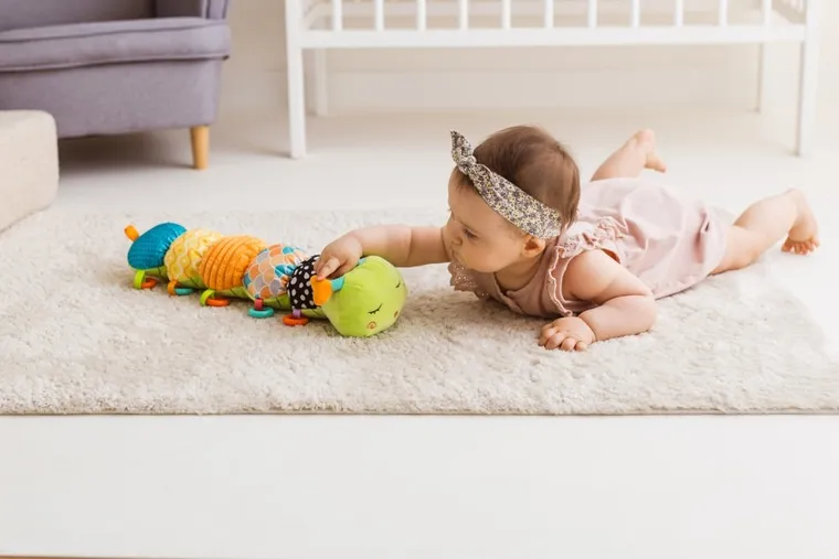 JollyBaby, Gąsienica Tomek z miarką, zabawka sensoryczna