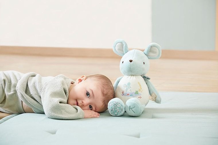 Kaloo, Petites Chansons, Myszka, maskotka z dzwoneczkiem w pudełku, 28 cm