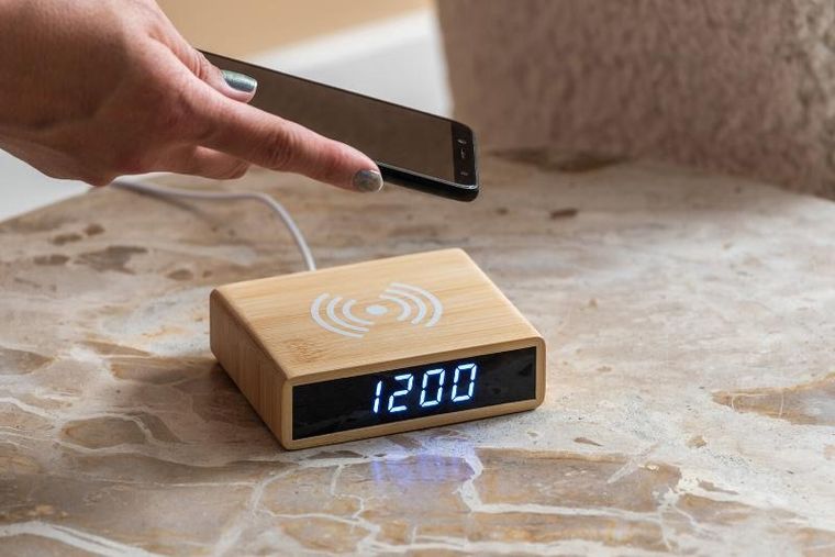 Karlsson, budzik z ładowarką indukcyjną