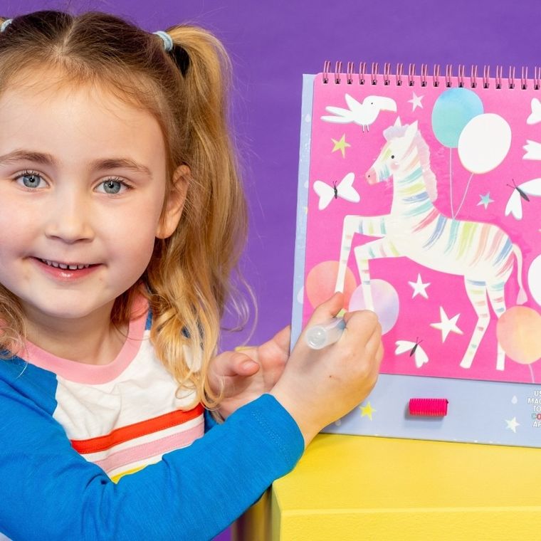 Kraina Fantazji. Kolorowanka wodna z pisakiem i podpórką. 6 kart