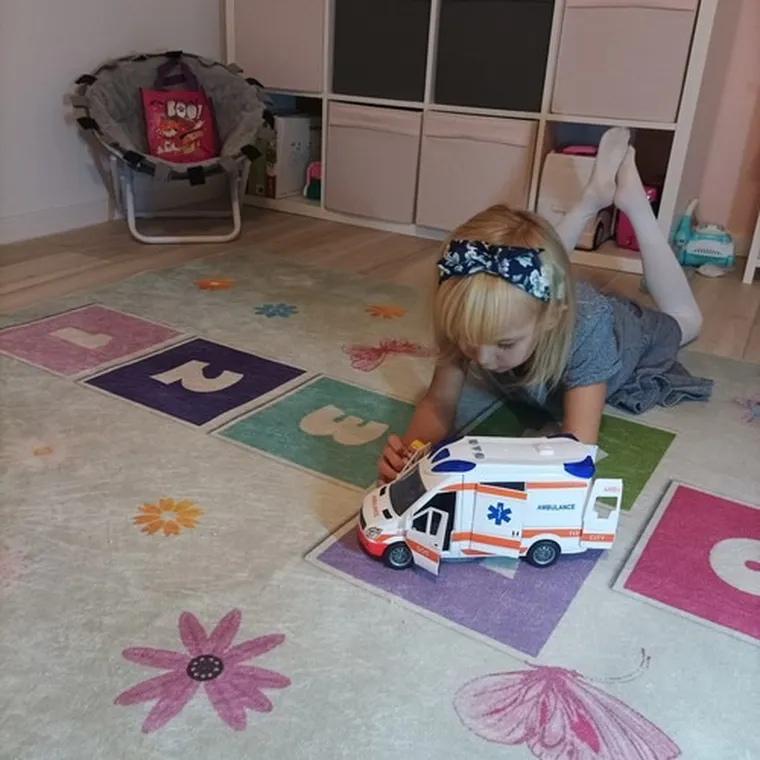 Kruzzel, karetka pogotowia, ambulans, pojazd interaktywny