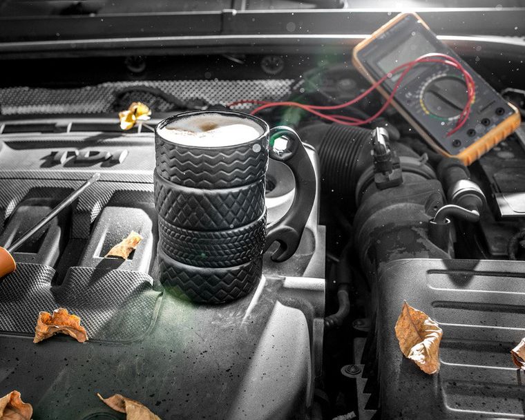 Kubek ceramiczny, opony z kluczem