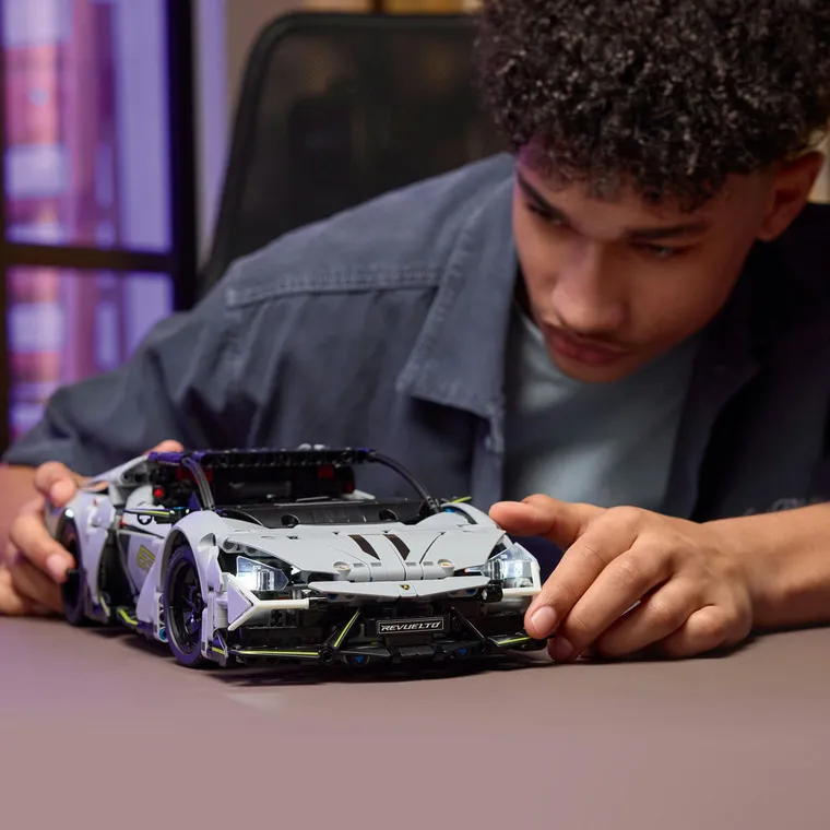 LEGO Technic, Supersamochód Lamborghini Revuelto, 42214