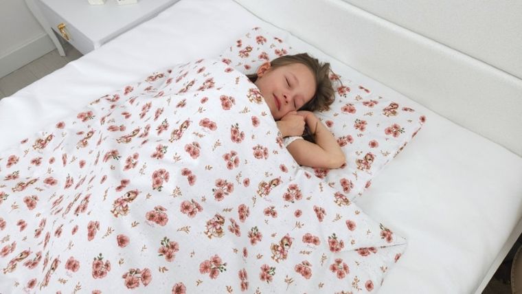 MimiNu, Kaczuszki, 2-częściowy komplet pościeli z wypełnieniem, pudrowy róż, 100-75 cm