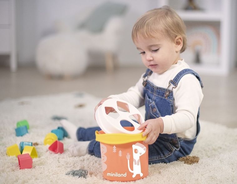 Miniland, Feel To Learn, łososiowe wiaderko z klockami, sorter kształtów