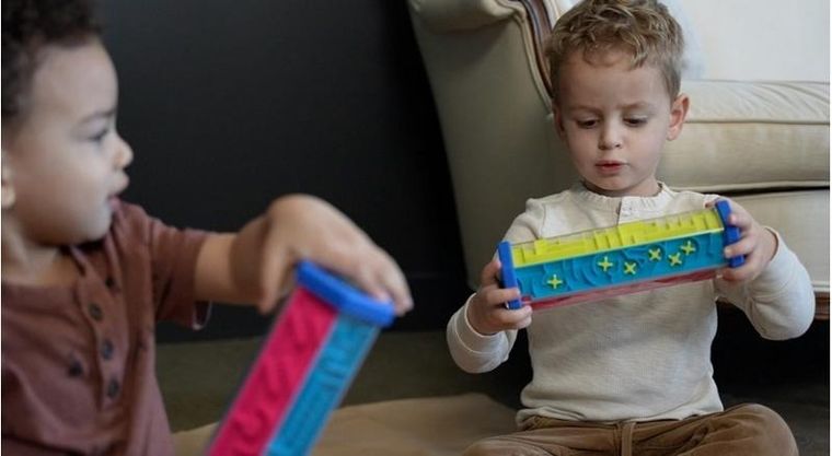 Mobi, Zoomi, sześciokątny labirynt, gra zręcznościowa