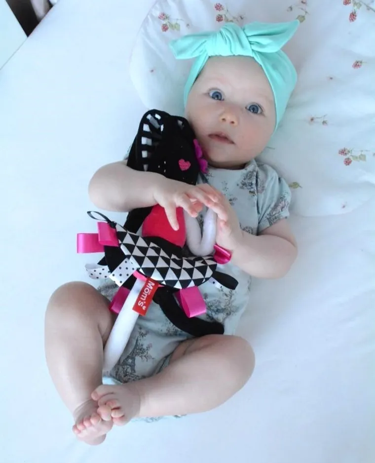 Mom's Care, króliczek, pierwsza maskotka, zabawka sensoryczna