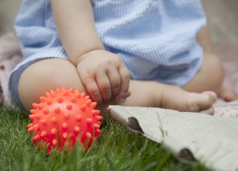 Mom's Care, Sensorky, jeżyk, piłeczka do masażu, piłeczka sensoryczna, czerwona