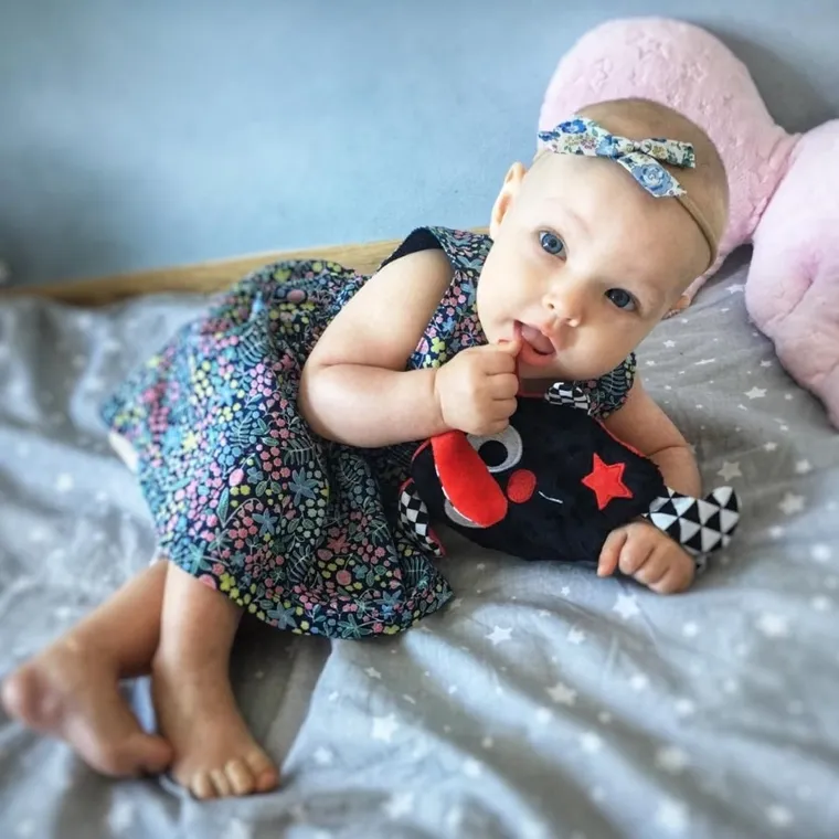 Mom's Care, szeleścik z gwiazdką, kontrastowa zabawka sensoryczna