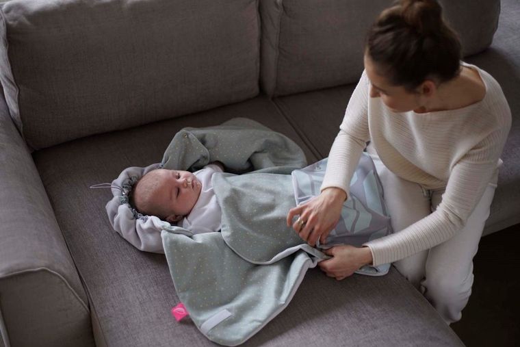 Motherhood, Classics Różowy, otulacz samochodowy ze zintegrowanym kocykiem