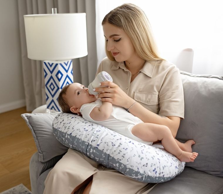 Motherhood, Fasolka, poduszka do karmienia, standard, niebieskie listki