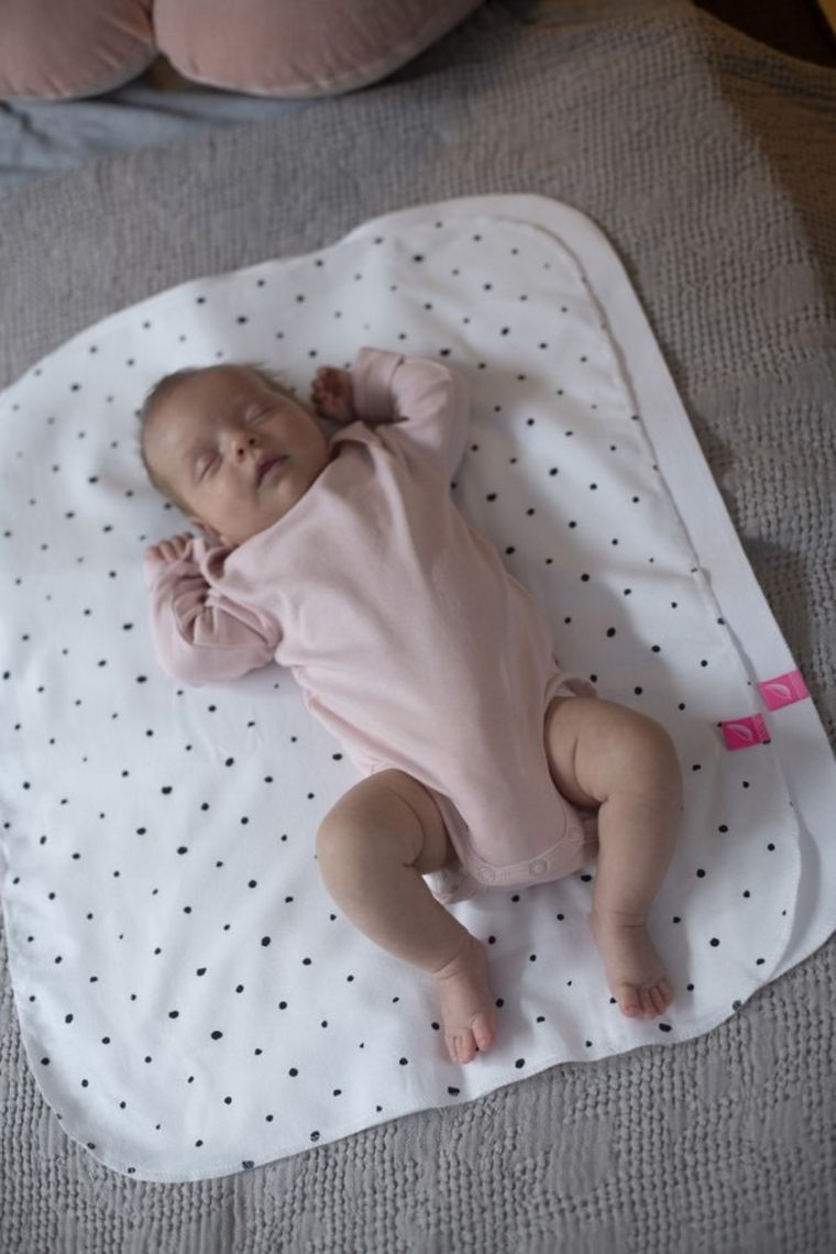 Motherhood, Kropy Różowe, zestaw: przewijak podręczny + prześcieradło flanelowe, 2 szt.