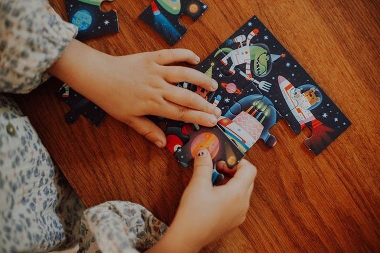 Mudpuppy, Kosmos, puzzle-kartka z życzeniami, 12 elementów