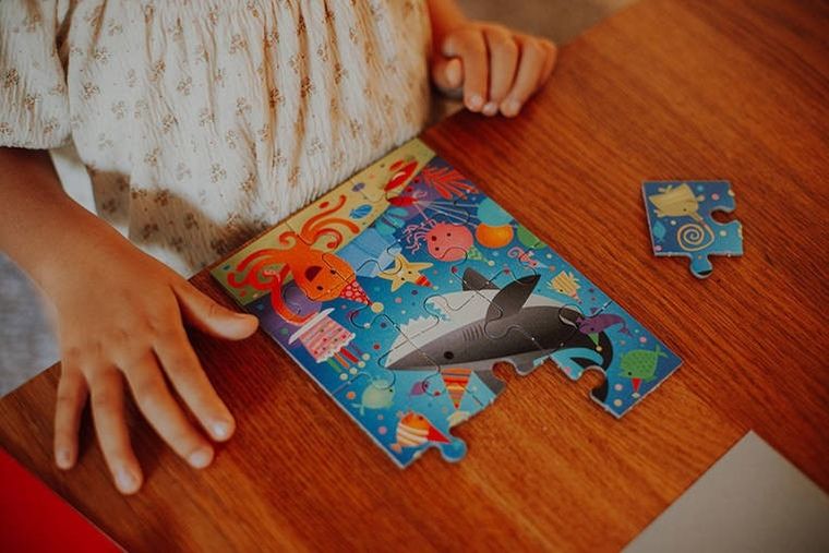 Mudpuppy, Rekin, puzzle-kartka z życzeniami, 12 elementów